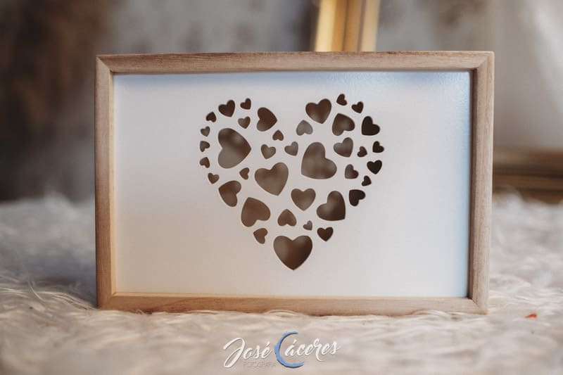 Corazón de Recuerdos: Caja de Fotos 10×15 con Tapa de Corazones para San Valentín y Compartimento para Pendrive