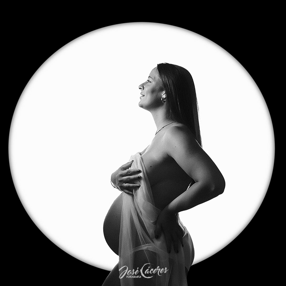 🌟 Sesión de Embarazo en Estudio – Elegancia y Emoción en Jerez 