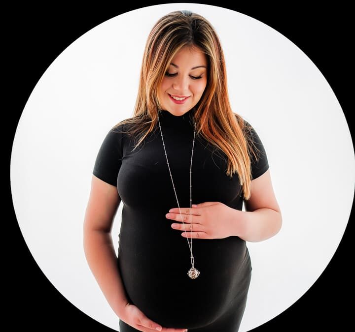 🖤 Sesión Premamá en Estudio – Emoción y Belleza en la Sombra