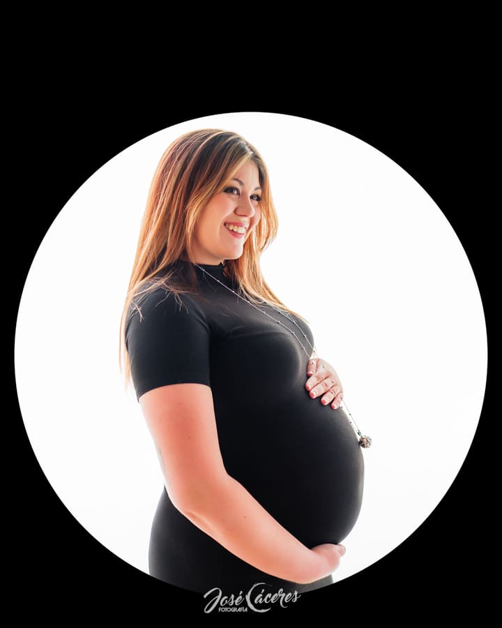 🖤 Sesión Premamá en Estudio – Emoción y Belleza en la Sombra